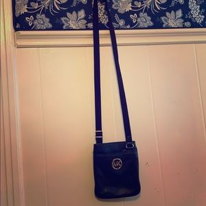 Micheal Kors black cross body purse!
